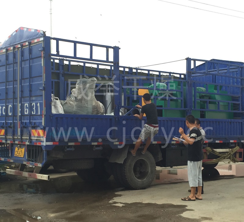 對(duì)輥擠壓造粒機(jī)發(fā)貨